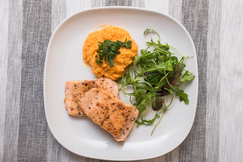 Saumon laqué au miel d’orange et baies roses, purée de patates douces au gingembre frais