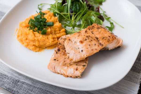 saumon rôti au lait de coco et purée de patate douce aux épices cajun
