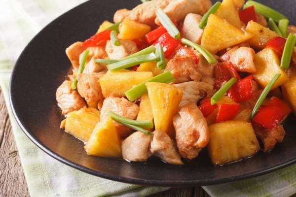 Poulet sweet and sour, nouilles sautées aux légumes