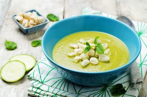 Gaspacho de courgettes et concombres, toast de fromage frais aux piquillos et au basilic