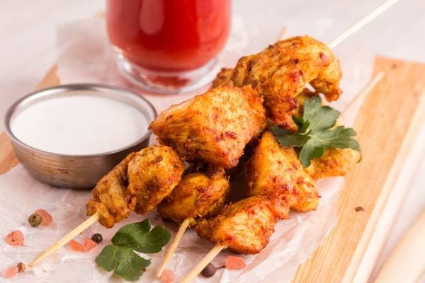 Brochette de poulet, sauce yaourt au citron et coriandre 