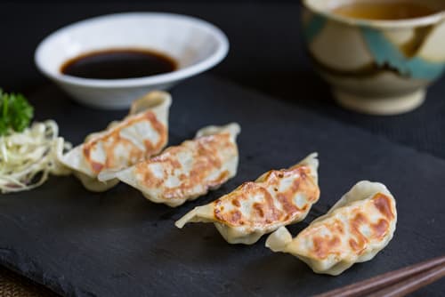 Gyoza, ravioli frits japonais à la fondue de poireaux