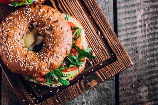 Bagel au saumon fumé d'Alaska et sauce tartare à l'aneth