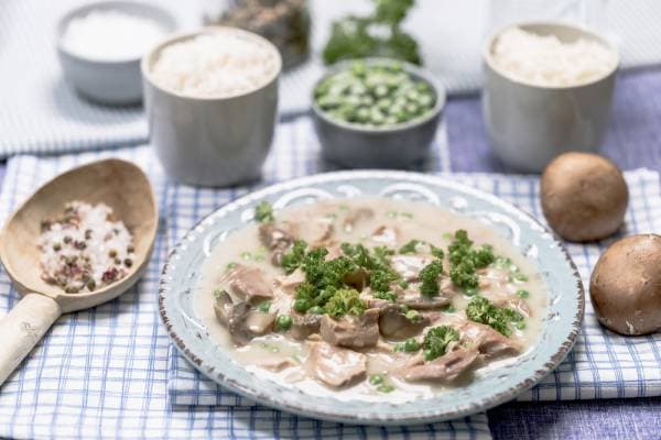 Fricassé de poulet à l'estragon et aux champignons de saison