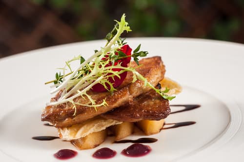 Escalope de foie gras poêlée, chutney de poires aux fruits secs