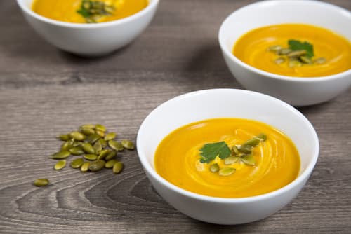 Velouté de potimarron à la vanille, raviole de foie gras