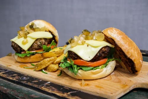 Burger de bœuf à la mozzarella, oignons nouveaux caramélisés et pommes grenailles