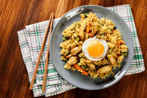 Nasi Goreng au poulet mariné à la citronnelle 