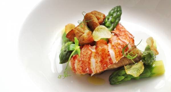 Salade tiède de homard et asperges vertes