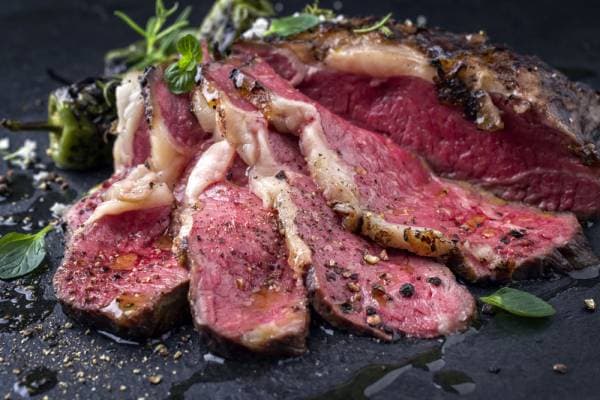 Tagliata de boeuf, condiments niçois, roquette et copeaux de parmesan