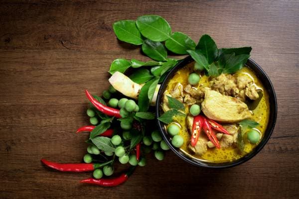 Poulet à la pâte de curry indienne et au lait de coco 