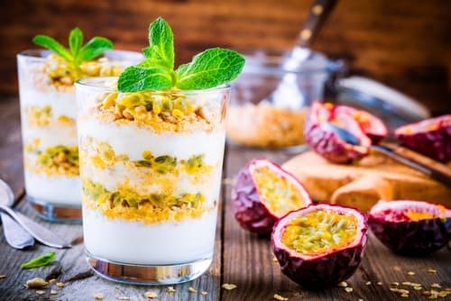 Verrine de chocolat blanc, minestrone de fruits exotiques, tuile dentelle