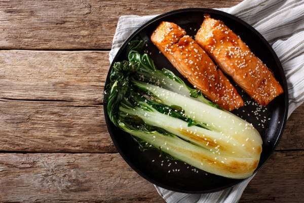 Pavé de saumon d'Alaska laqué au miso, bok choy caramélisé 