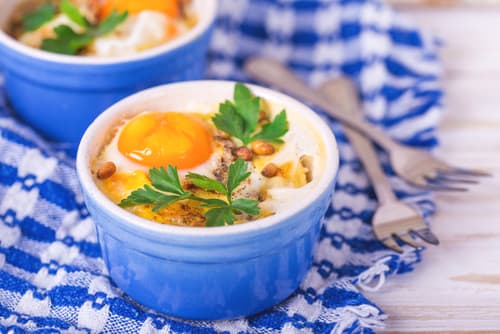 Oeuf cocotte aux asperges et à la brousse de brebis