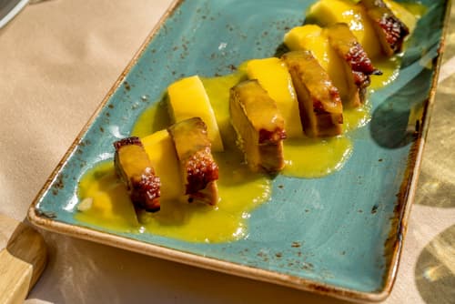 Magret de canard aux mangues poivrées, purée de patates douces au gingembre
