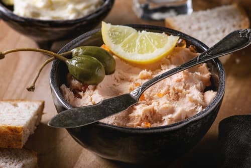 Rillettes de saumon frais fumé à l'aneth, parfumée au citron confit 