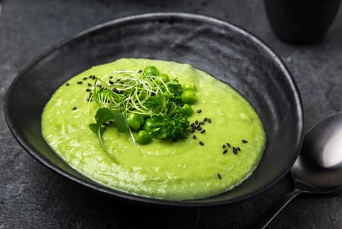Crème de petits pois, roulé de magret fumé et pomme verte