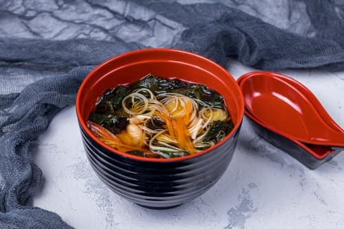 Soupe de miso au saumon, carottes et oignons nouveaux