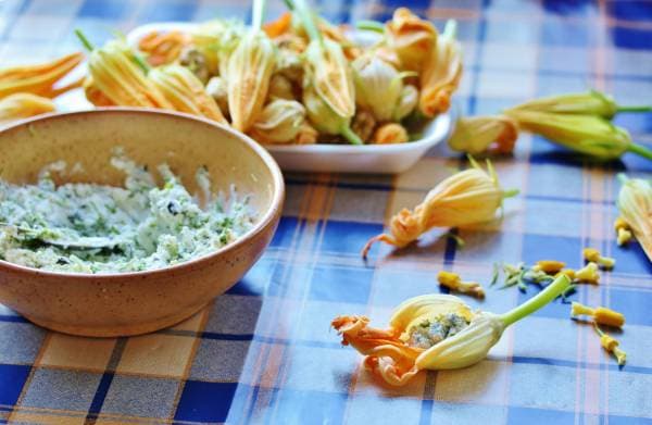 Fleur de courgette farcie au fromage de chèvre frais et tapenade