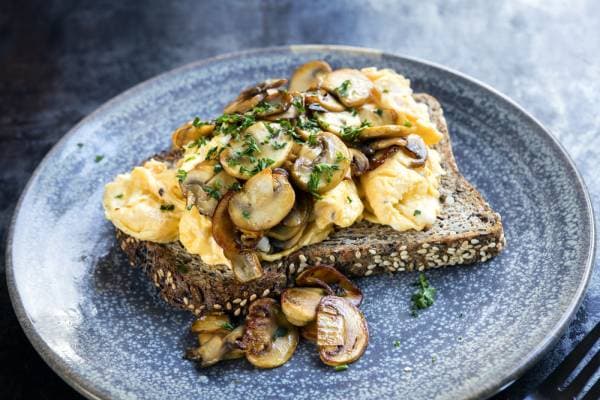 Brouillade d'oeufs aux champignons de saison