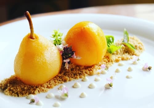 Poire pochée au coeur caramel, espuma de poire, brioche dorée