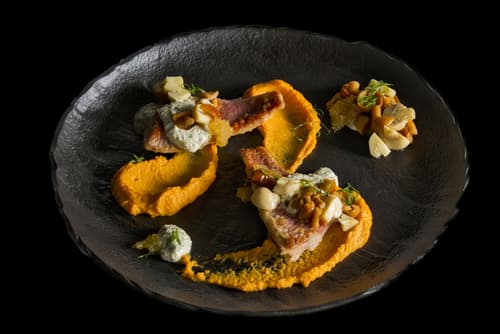 Cabillaud fumé au romarin, sauce à l'orange, patates douces au gingembre