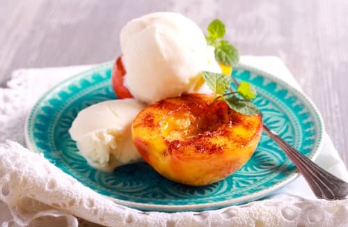 Pêches rôties au miel aux 5 épices, coulis de fraises fraîches