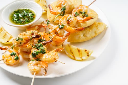 Brochette de gambas et caviar d'aubergines, pesto de roquette