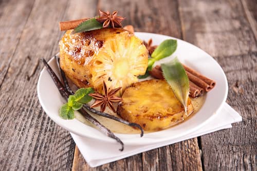Ananas rôti au caramel de vanille, crumble aux amandes