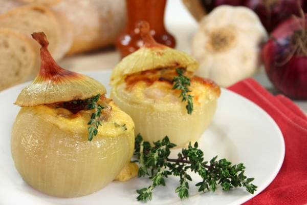 Oignons farcis au veau, haricots blancs sautés