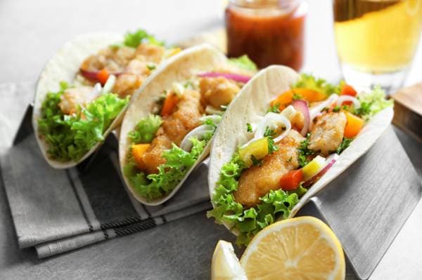 Tacos de daurade pané, salsa mangue-vanille