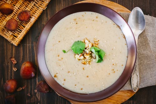 Velouté de châtaignes au foie gras, noisettes et vieille mimolette