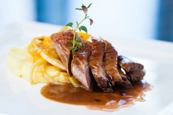 Magret de canard rôti et farci de pommes Miss Chef comme un cordon bleu