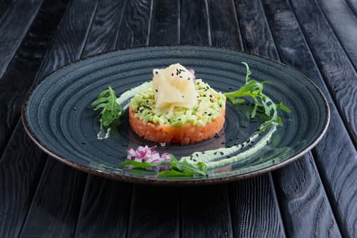 Tartare de saumon et crumble parmesan, écrasée d'avocats au piment d'Espelette