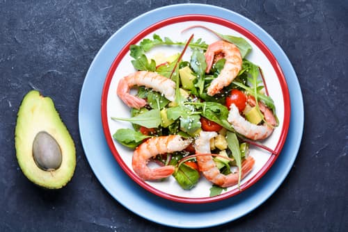 Gambas croustillantes, salsa d'avocats et mangue, vinaigrette à la coriandre