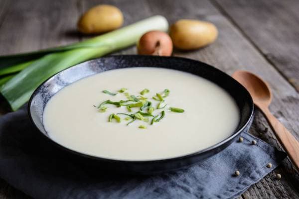 Velouté de panais et blanc de poireau à la vanille, crème de foie gras