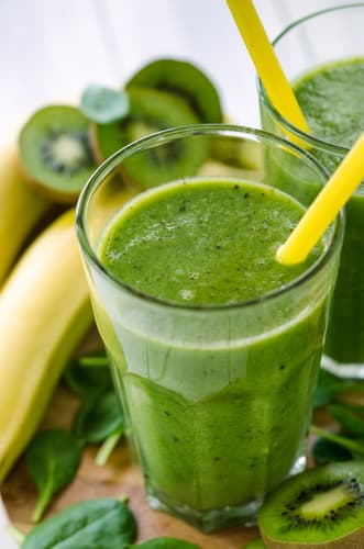 Smoothie banane, kiwi et fruits de la passion