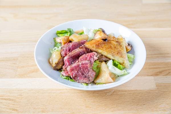 Salade gourmande au boeuf et son croustillant roquefort noix