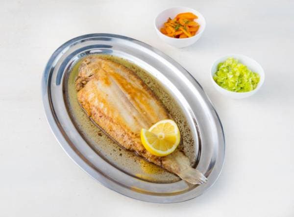 Sole meunière, sifflets de carottes au citron et fondue de poireaux