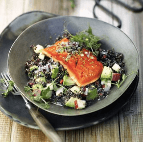 Steack tartare césar de saumon sauvage, salade de quinoa noir