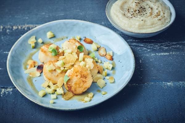 Noix de Saint-Jacques poêlées aux amandes et pomme granny-smith, crémeux de chou-fleur