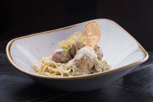 Boulettes de saumon gingembre et coriandre, tagliatelle fraîche
