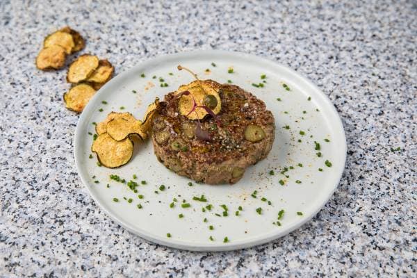 Tartare de boeuf aller retour et courgettes croustillantes