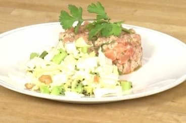 Tartare de saumon aux agrumes, salade croquante de chou aux cacahuètes