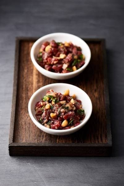 Tartare de boeuf aux épices cajuns, cacahuètes et coriandre
