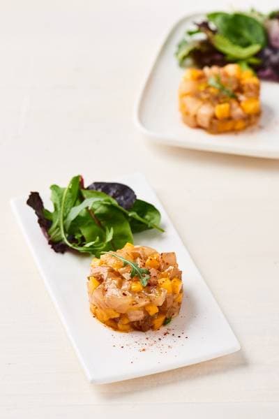 Verrine de tartare de daurade à la mangue et à l'oignon rouge