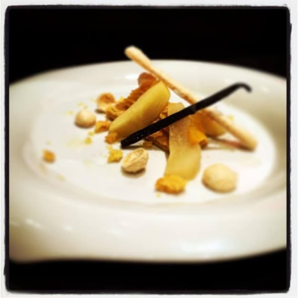Tarte contemporaine à la pâte de calisson d'Aix-en-Provence, fruits de saison pochés