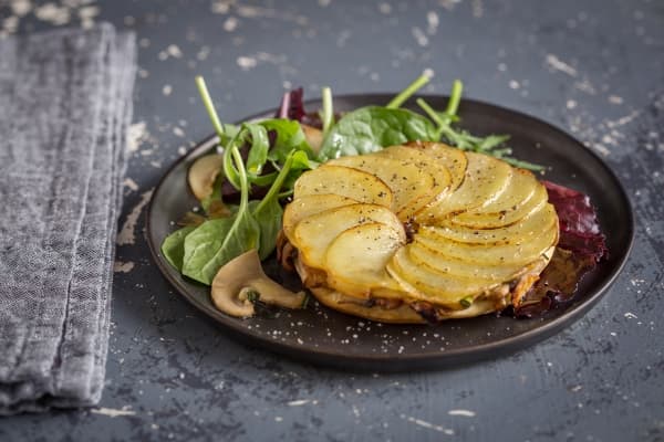Tarte fine aux champignons, rosace de pommes de terre et mesclun