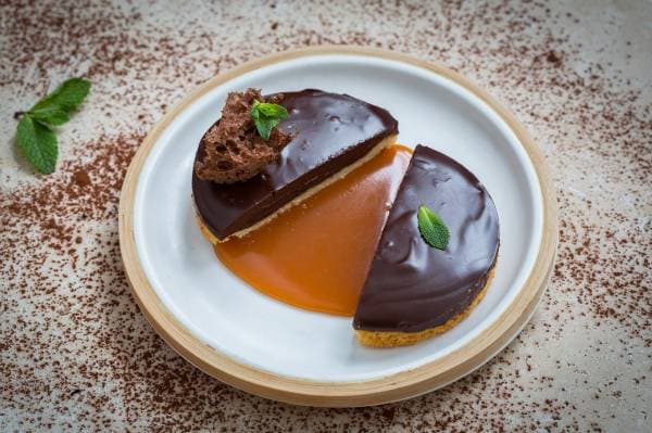 Tarte sablée au chocolat, sauce caramel au beurre salé