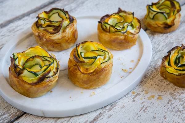 Mini tartelettes feuilletées apéritives pétales de rose de courgettes de couleur 